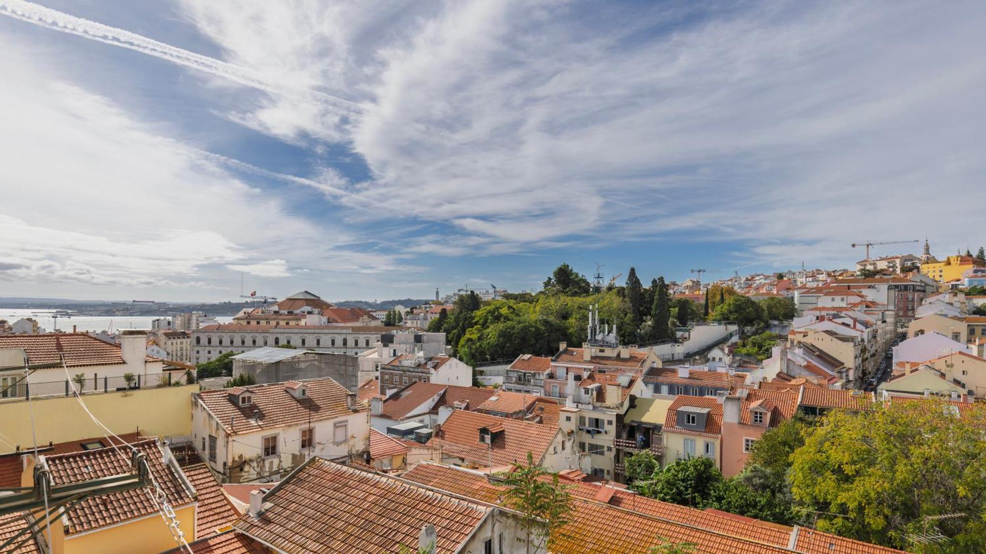 Sunny Design Apt In Praca Das Flores By Lovelystay Lisbon Luaran gambar