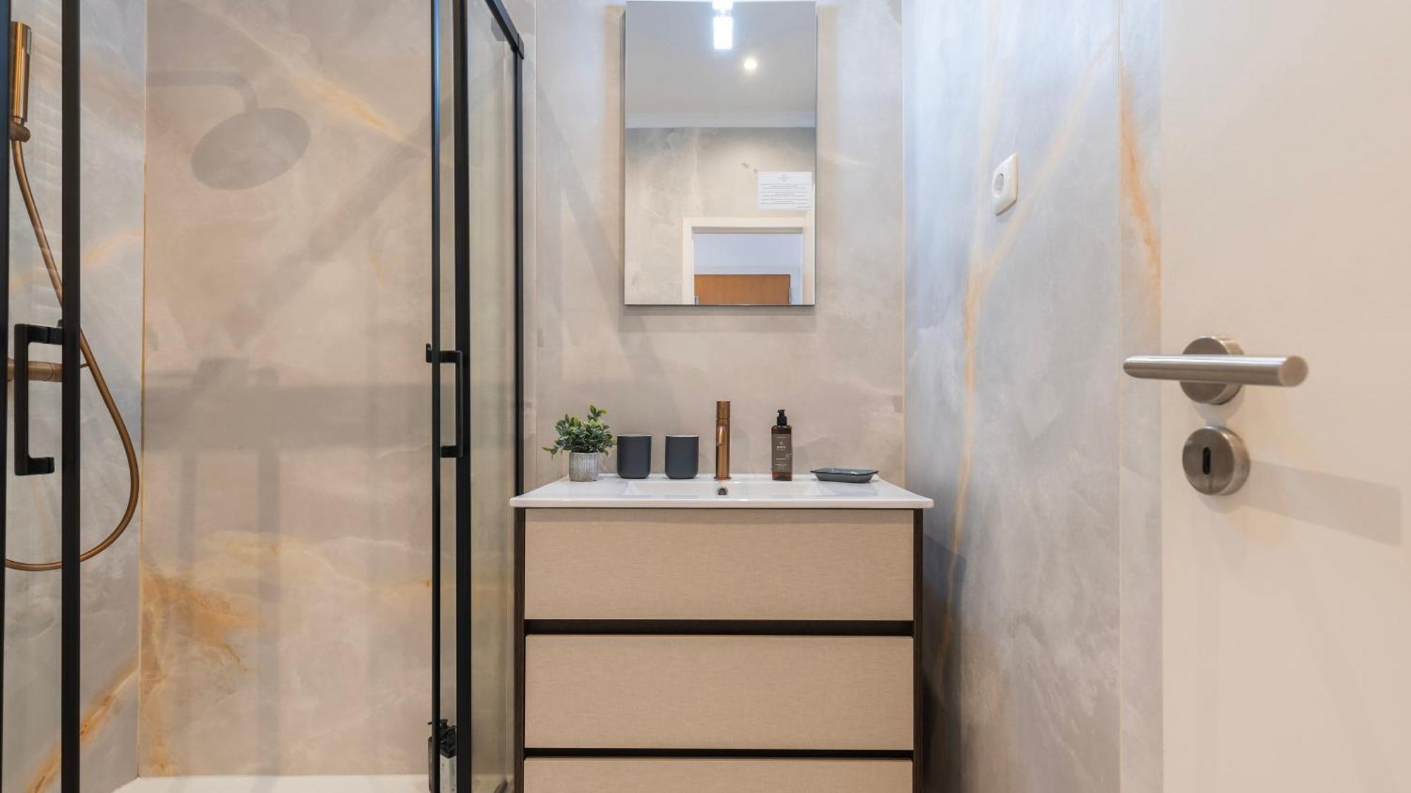 Sunny Design Apt In Praca Das Flores By Lovelystay Lisbon Luaran gambar